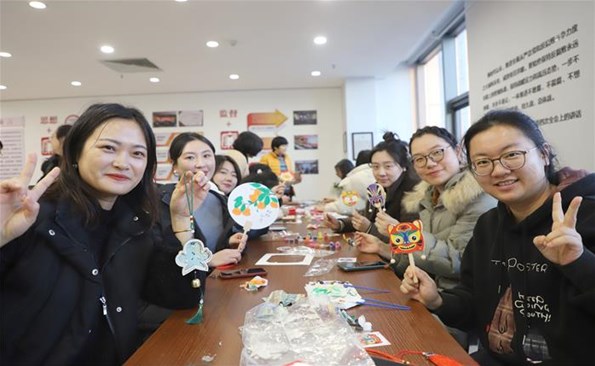 巧手剪福筆墨迎春 非遺雅韻潤(rùn)澤心田——威海產(chǎn)投集團(tuán)舉辦民俗文化活動(dòng)