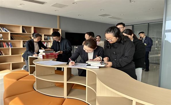 產(chǎn)投人 | ② 書香潤(rùn)企 共讀共享——威海產(chǎn)投集團(tuán)舉行職工書屋圖書捐贈(zèng)活動(dòng)